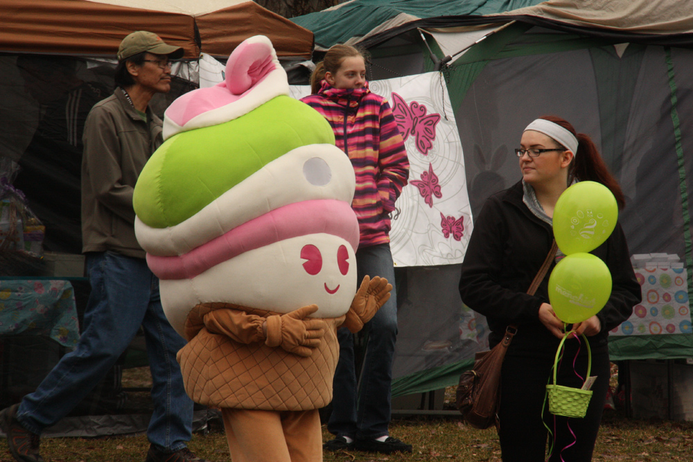 The Menchies frozen yoghurt mascot visits the Easter Egg Hunt event at Fort George Park on Saturday. Teresa MALLAM/Free Press